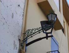 Farolas antiguas de forja (eliminadas) y farolas modernas recién instaladas que no siguen los modelos de Úbeda